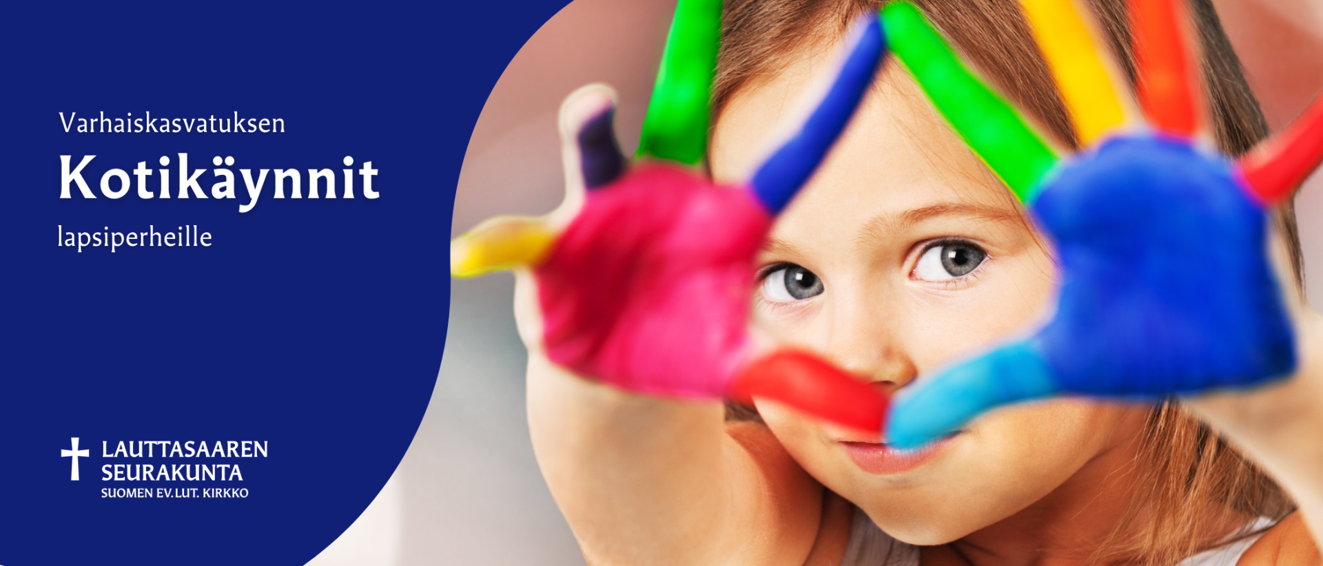 Lapsi katsoo kameraan sormivärein maalattujen käsiensä läpi.