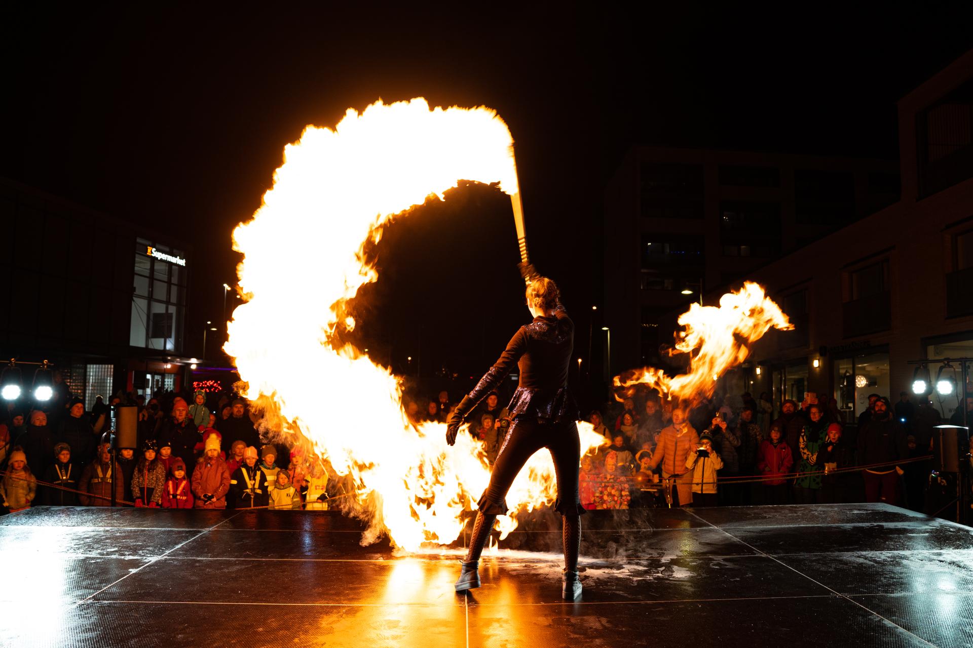 Tulitaide-esitys Malmin seurakunnan Lasten pyhäinpäivänä Latokartanontorilla