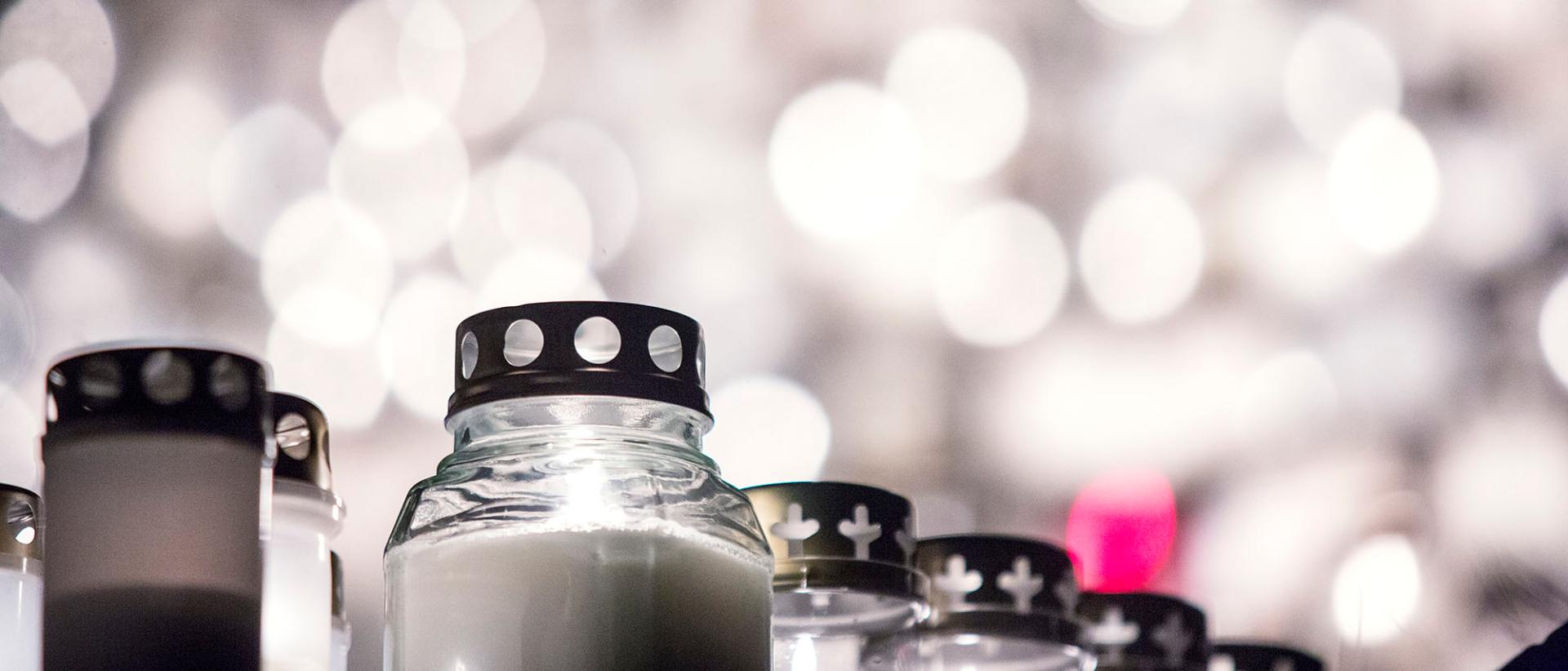 Kynttilät kirkon portailla