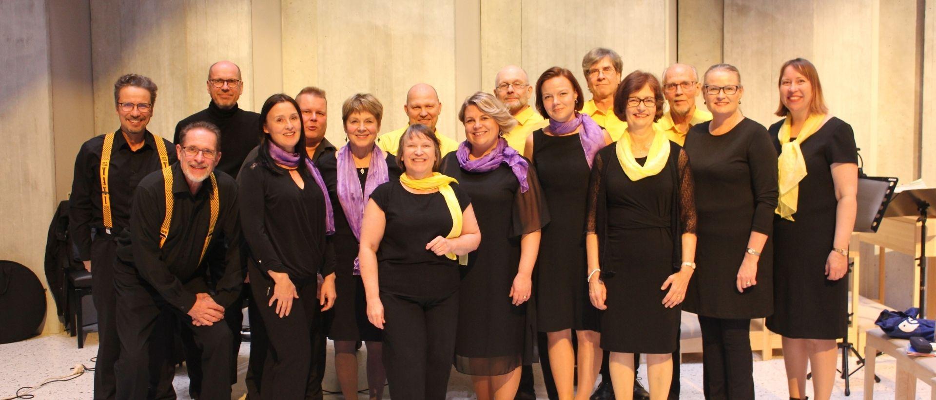 Vokalensemble Tixie & Taxi poserar f&ouml;r kameran