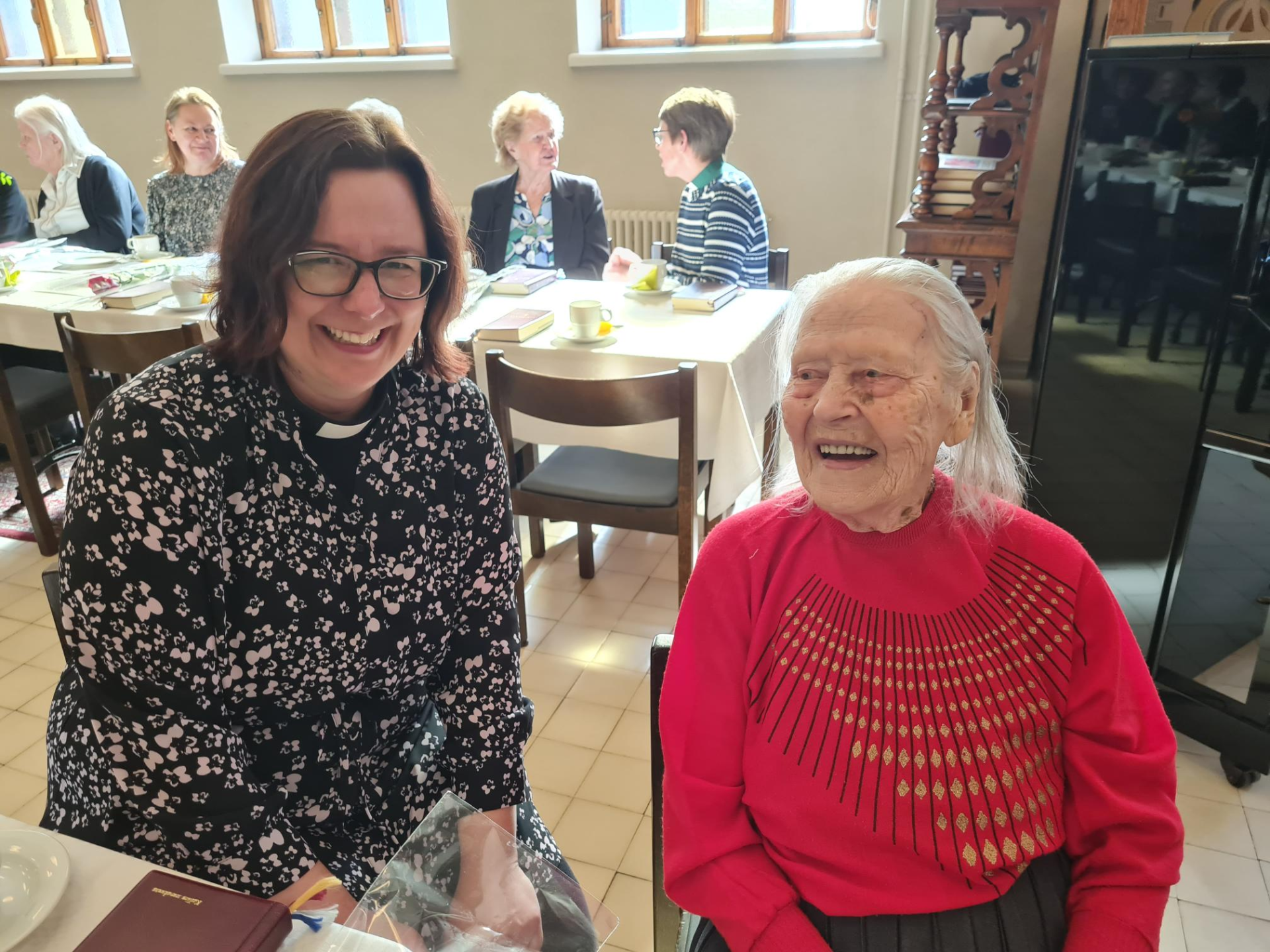Vasemmalla kirkkoherra Riikka Reina, oikealla 104-vuotias Hilja Vahovirta