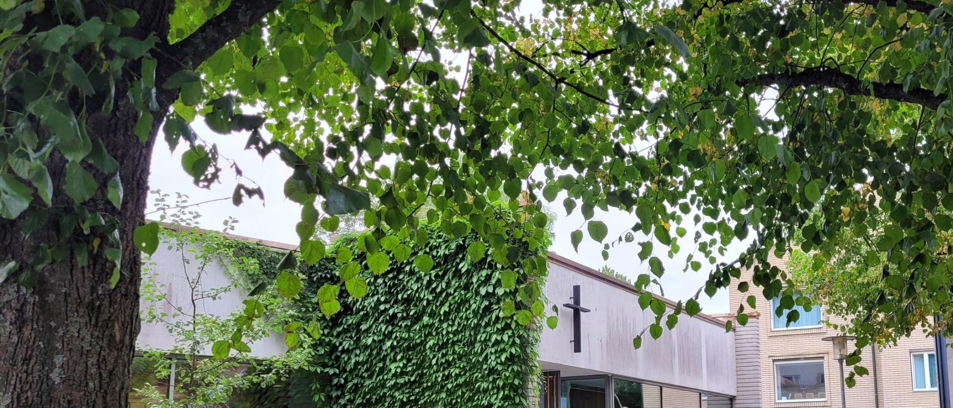 Munkkiniemen kirkko, risti