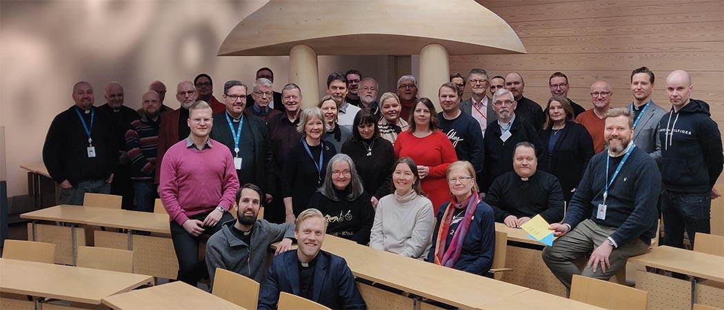 Kuvassa noin 30 Helsingin pappia ennen vaalikokousta