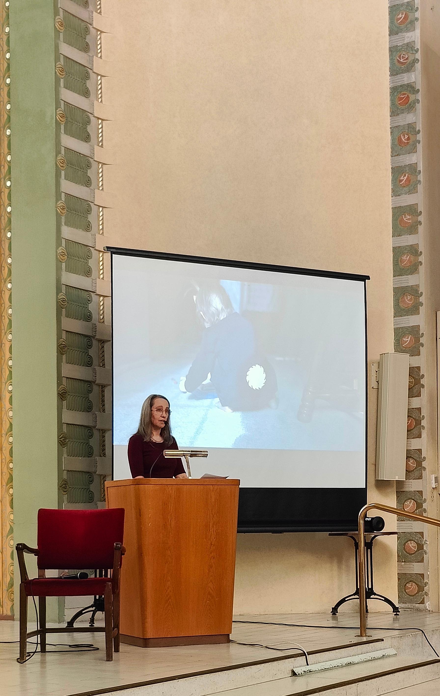 Puhuja seisoo puhujapöntössä Kallion kirkossa