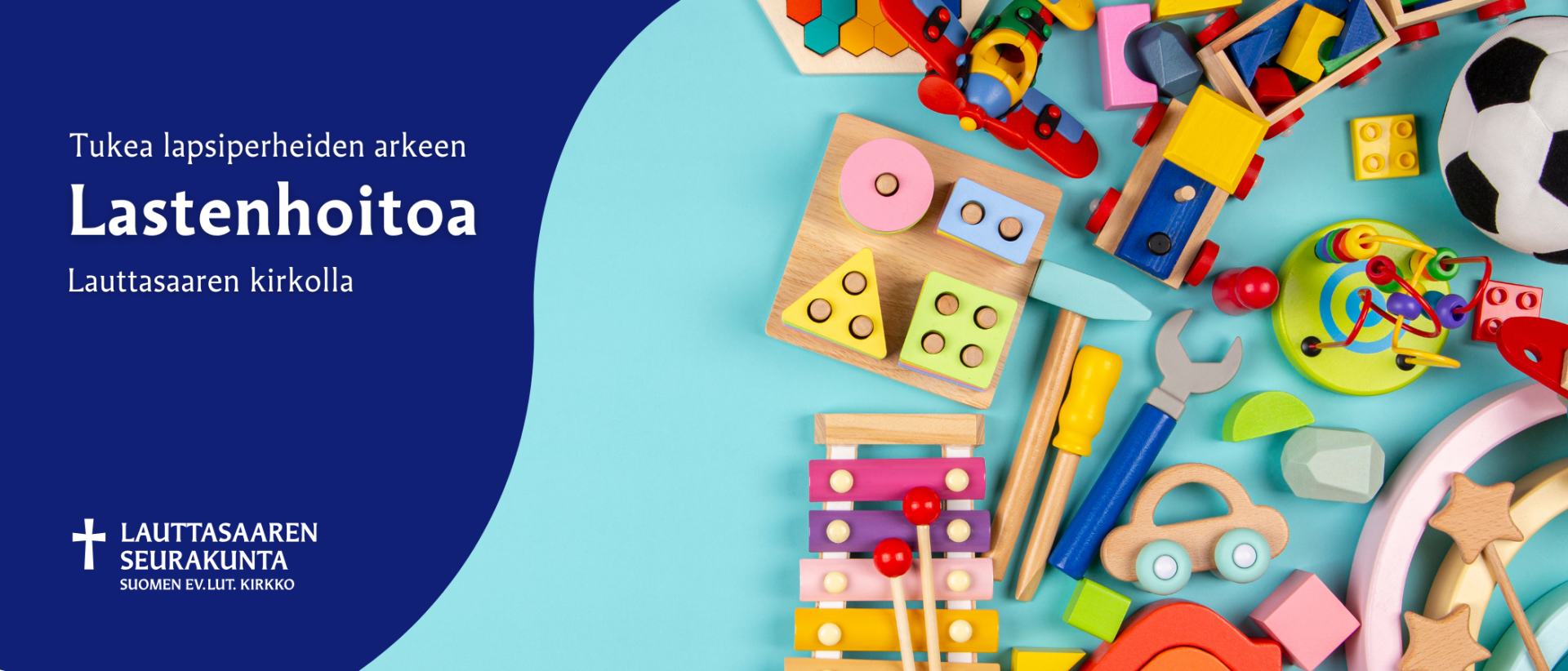 Värikkäitä leluja ja lasten soittimia lattialla.