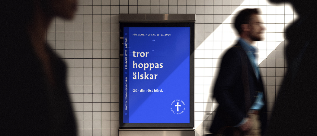 En ljustavla i stadsvimlet med texten tror hoppas älskar i vitt på blått botten.