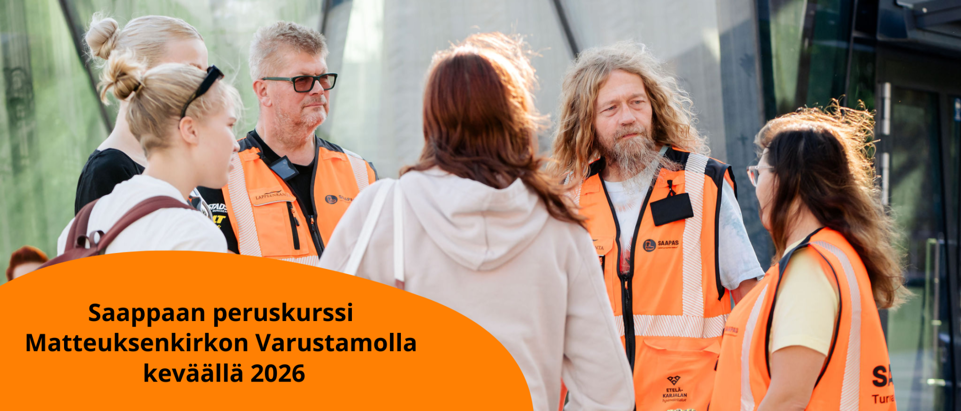 Taustalle joukko henkil&ouml;it&auml; keskustelee, oranssilla pohjalla teksti: Saappaan peruskurssi  Matteuksenkirkon Varustamolla  kev&auml;&auml;ll&auml; 2026