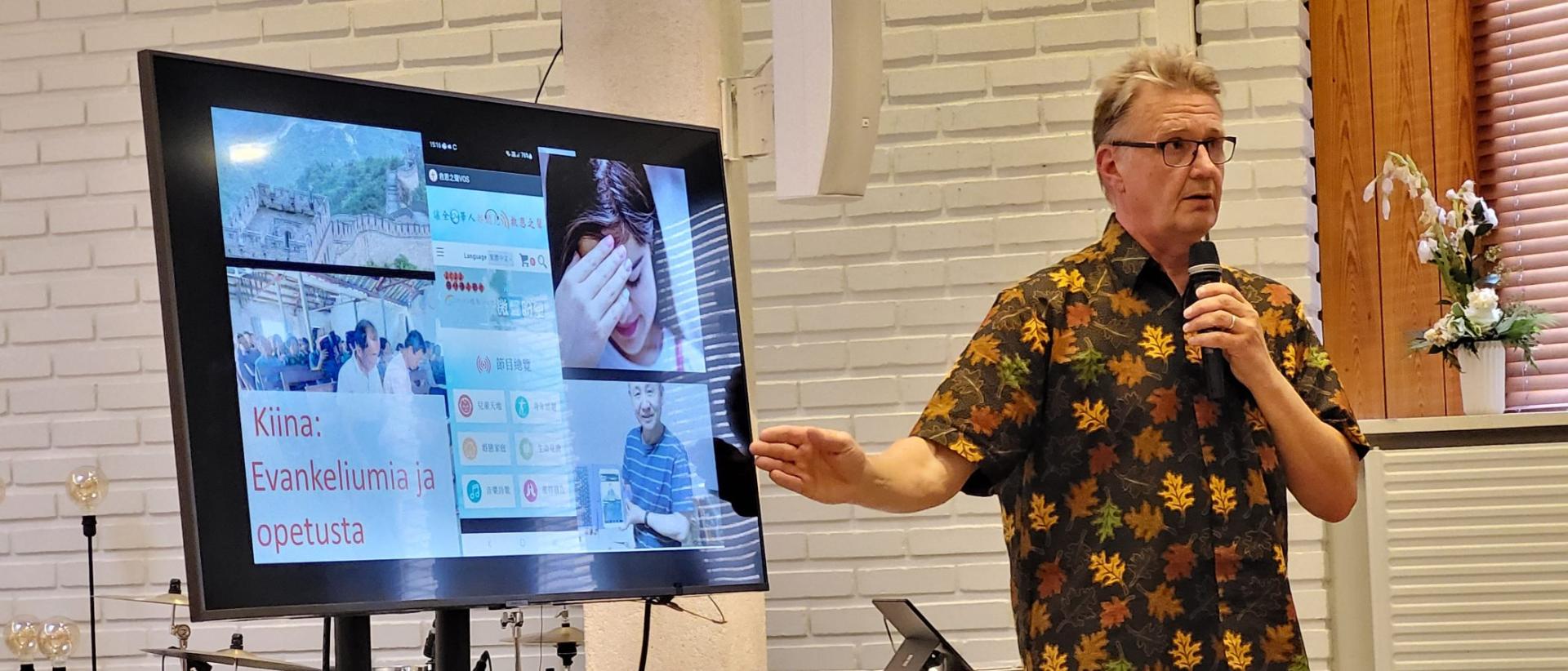 Ilkka kastepohja puhumassa Munkkiniemen kirkossa