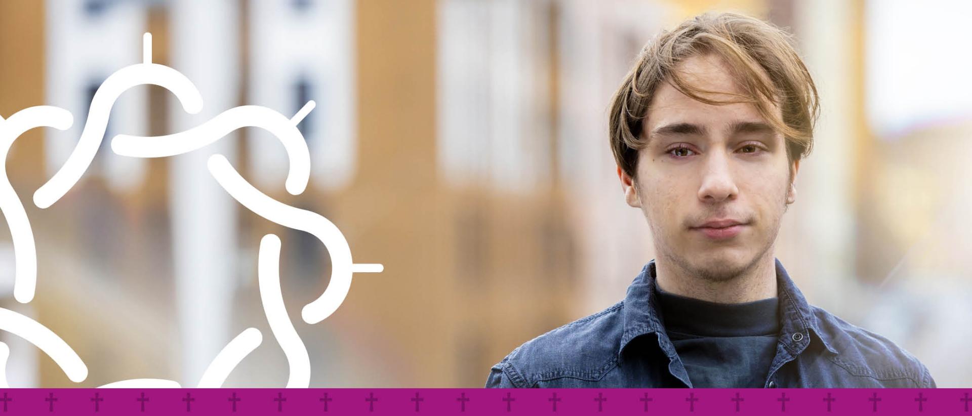 Nuorehko mies katsoo eteenpäin, vasemmassa reunassa piirretty valkoinen orjantappurakruunu