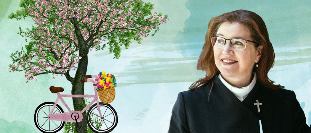 Vedenvihreällä taustalla Virpi Koskinen ja piirretyt kukkiva puu ja pinkki polkupyörä.