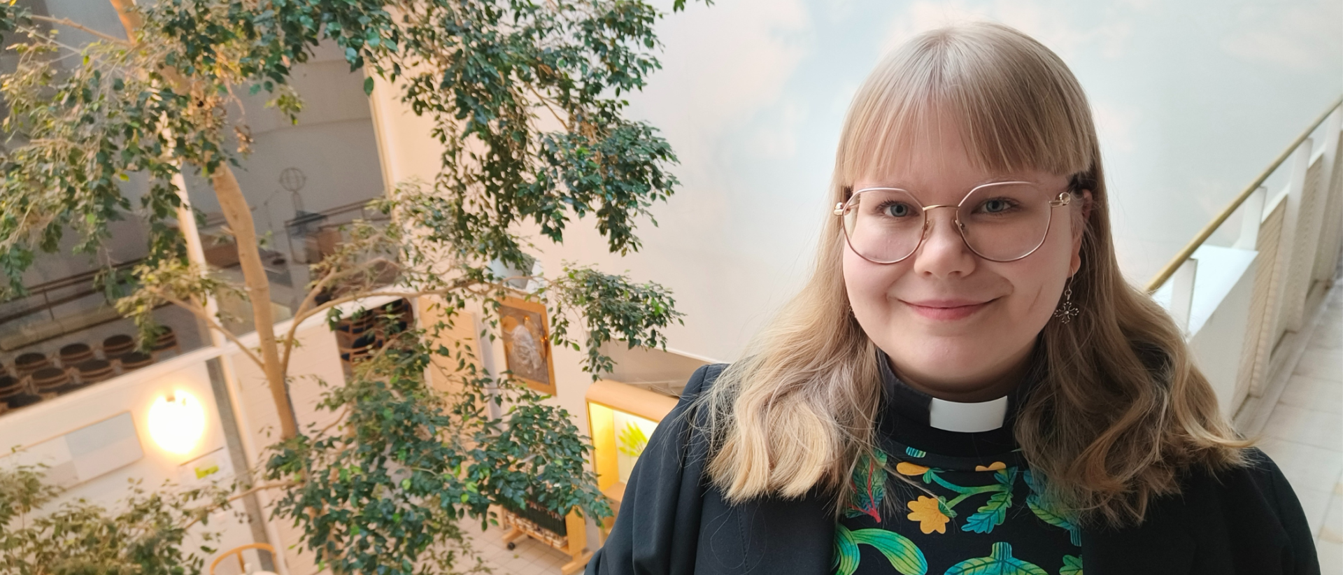 Helmi Pyk&auml;l&auml;inen kuvattuna Myllypuron kirkon yl&auml;kerrassa