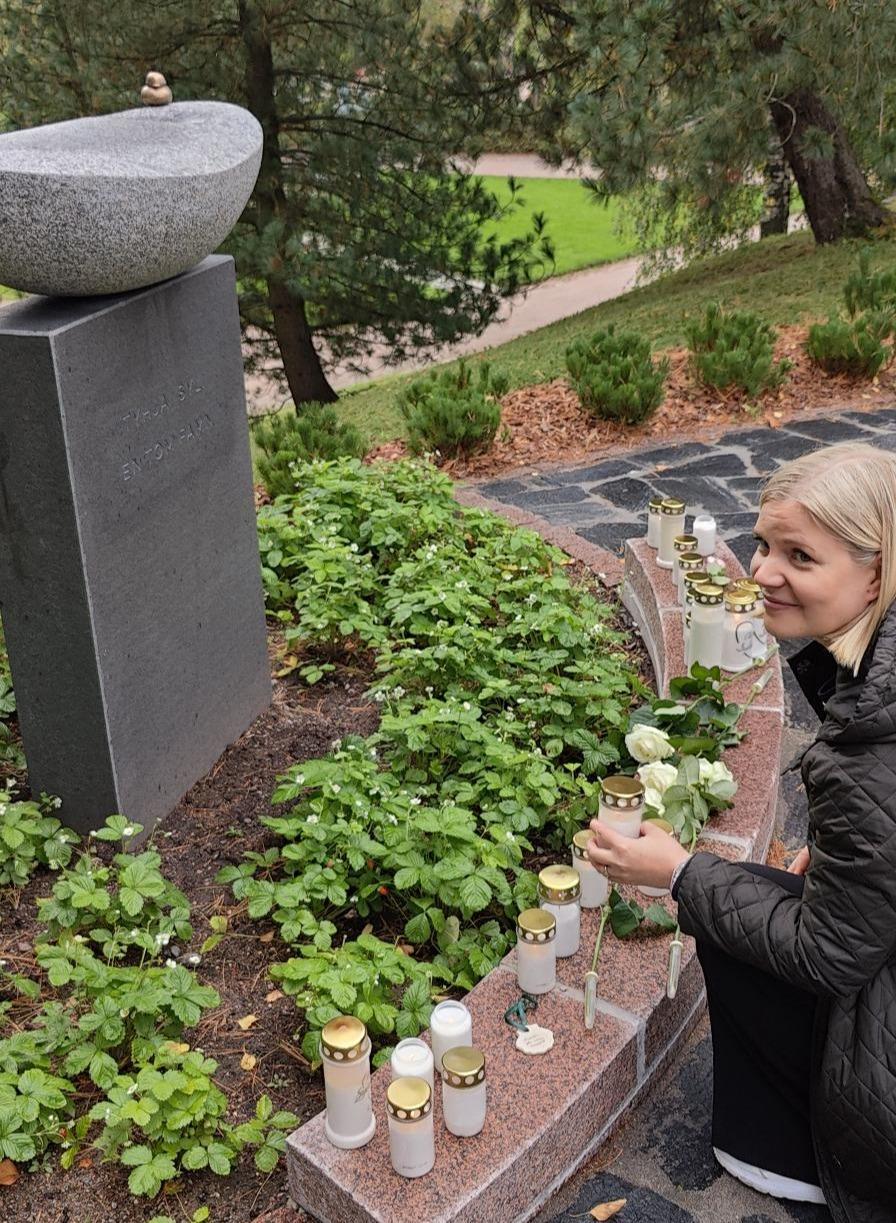 Simpukka ry:n hallituksen jäsen ja vertaistukiohjaaja Aura Kostiainen