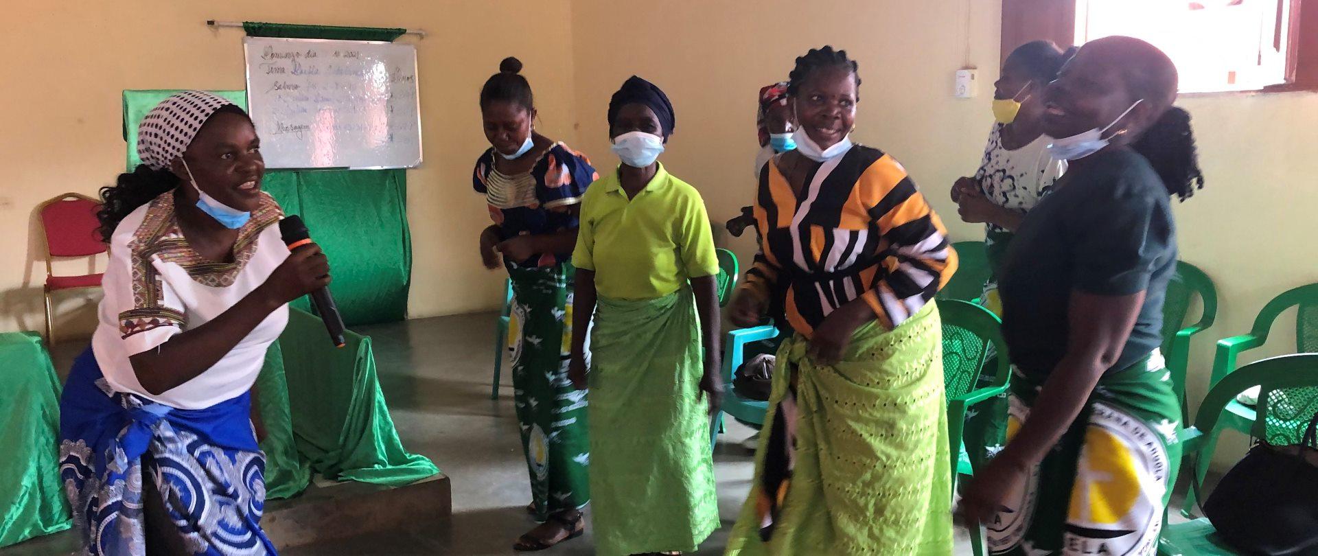 Naisten kuoro jumalanpalveluksessa Angolan Luandassa