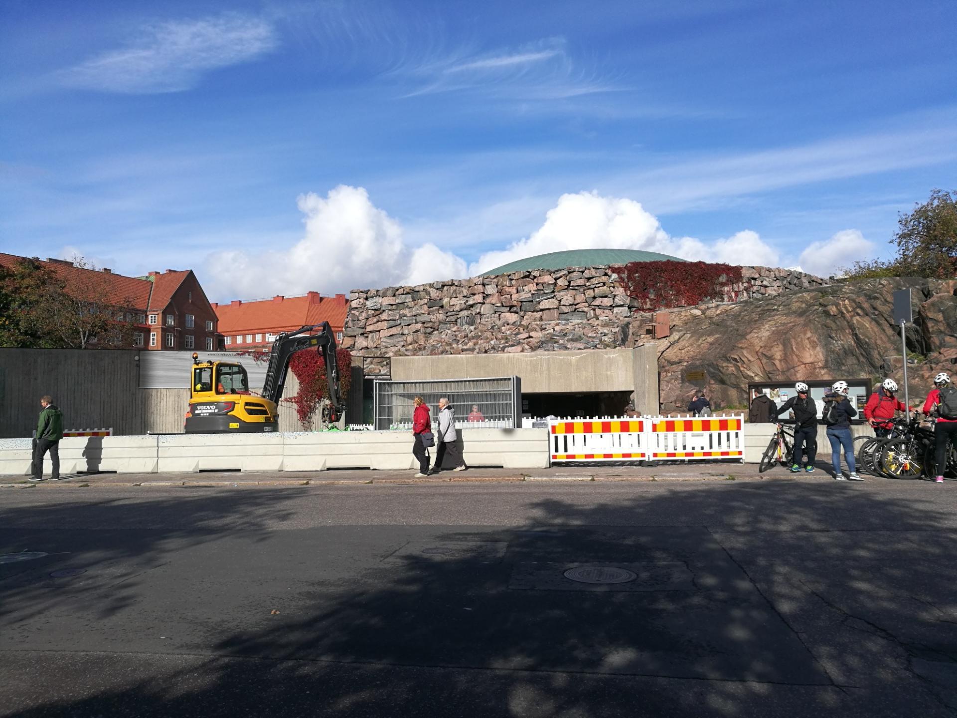 Temppeliaukion kirkon edustalla tehdään remonttia/A renovation going on at Temppeliaukio Church