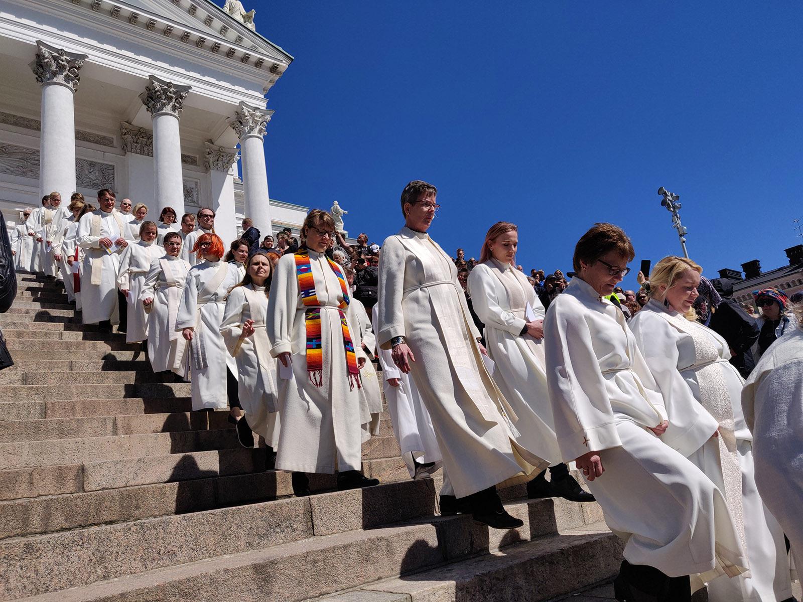 Pappiskulkue hiippakunnan 60-vuotisjuhlamessussa tulossa Tuomiokirkon portaita alas