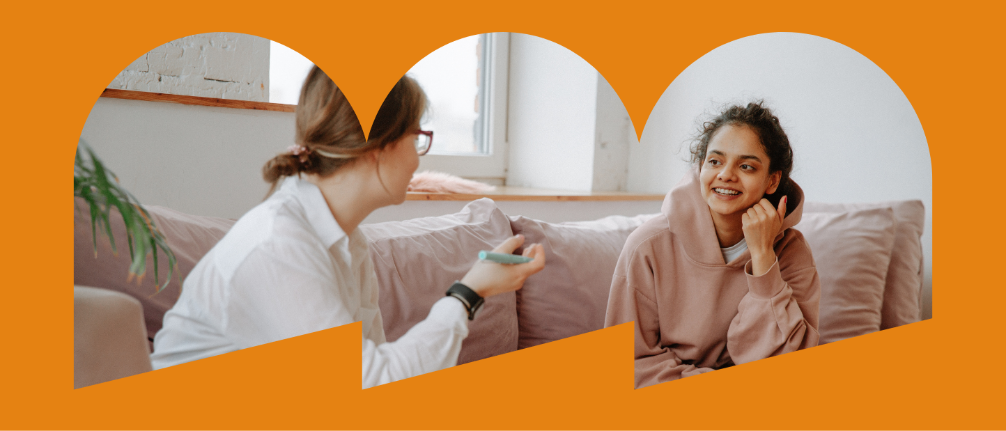 kaksi ihmistä istuu sohvalla ja juttelee