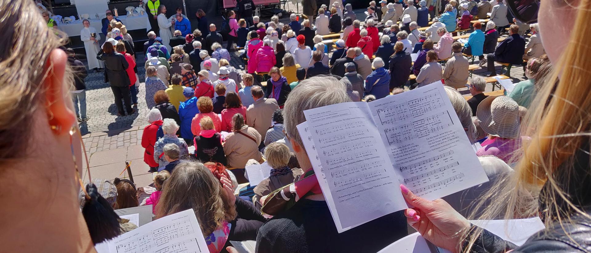 Kuorolaisia laulamassa hiippakunnan 60-vuotisjuhlamessussa Senaatintorilla