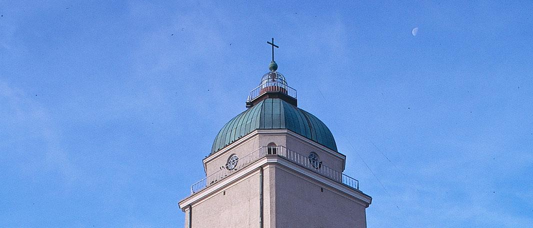 Suomenlinnan kirkon torni, taustalla sininen taivas