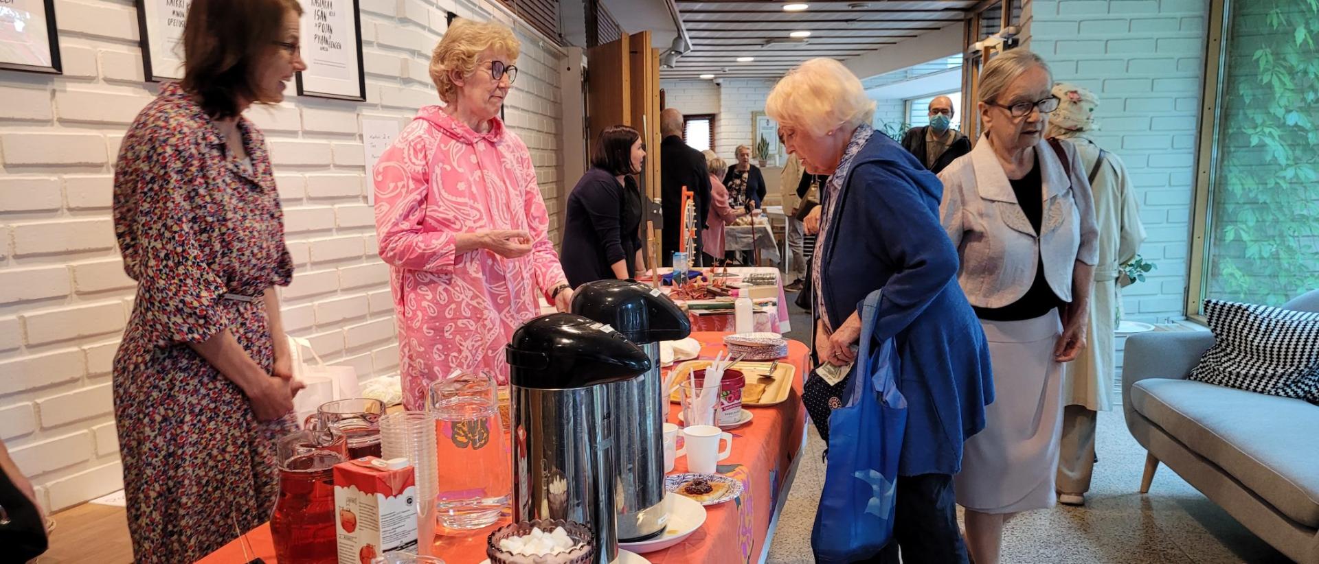 Lähetyksen pihajuhlan myyntipöytä Munkkiniemen kirkolla 2022