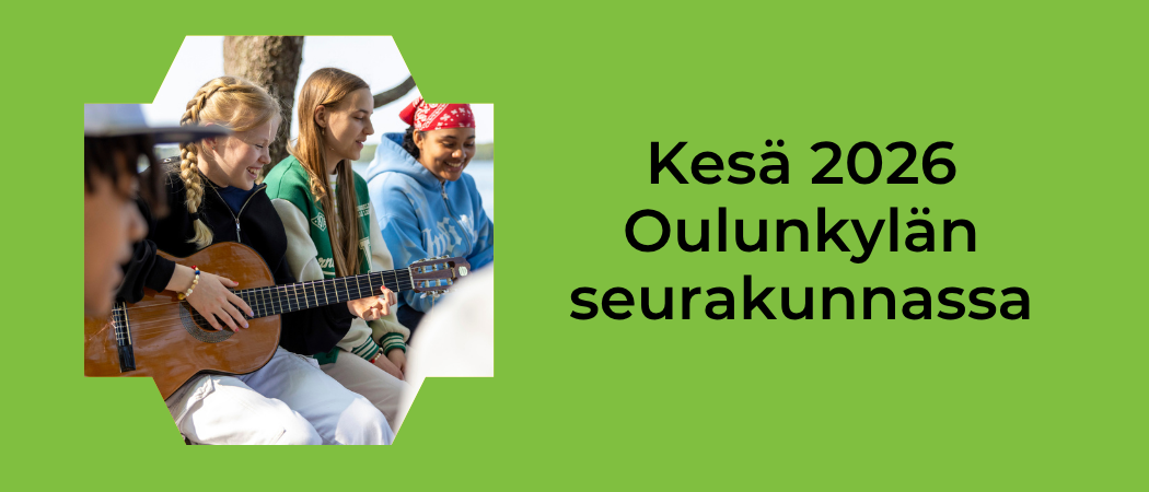 Joukko nuoria istuu järven rannalla. Yksi heistä soittaa kitaraa, muut laulavat, aurinko paistaa.
