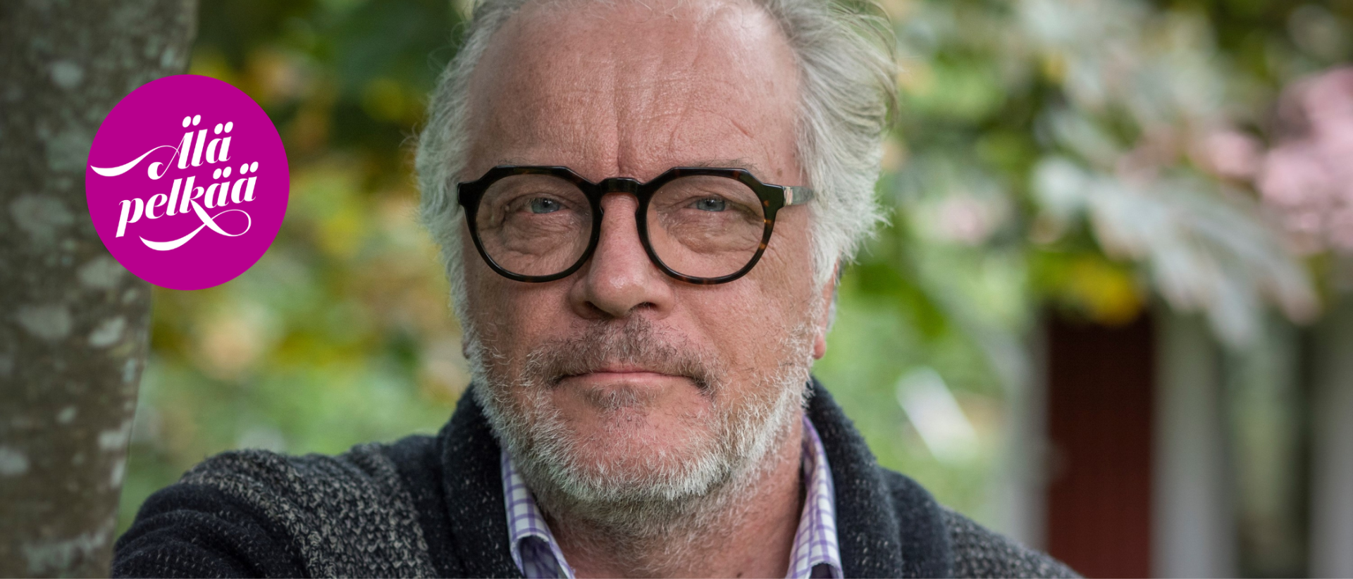 Lähikuva YLE:n uutistoimittaja Matti Röngästä, kuvattu ulkona. Röngässä silmälasit päässään, yllään harmahtava neule. Kuvan vasemmassa ylälaidassa magentanpunainen pallo, jossa lukee valkoisella kaunokirjoituksella Älä pelkää. Kuva: Toni Härkönen. Kuva on Malmin seurakunnan Älä pelkää -julkaisusta lokakuulta 2020.