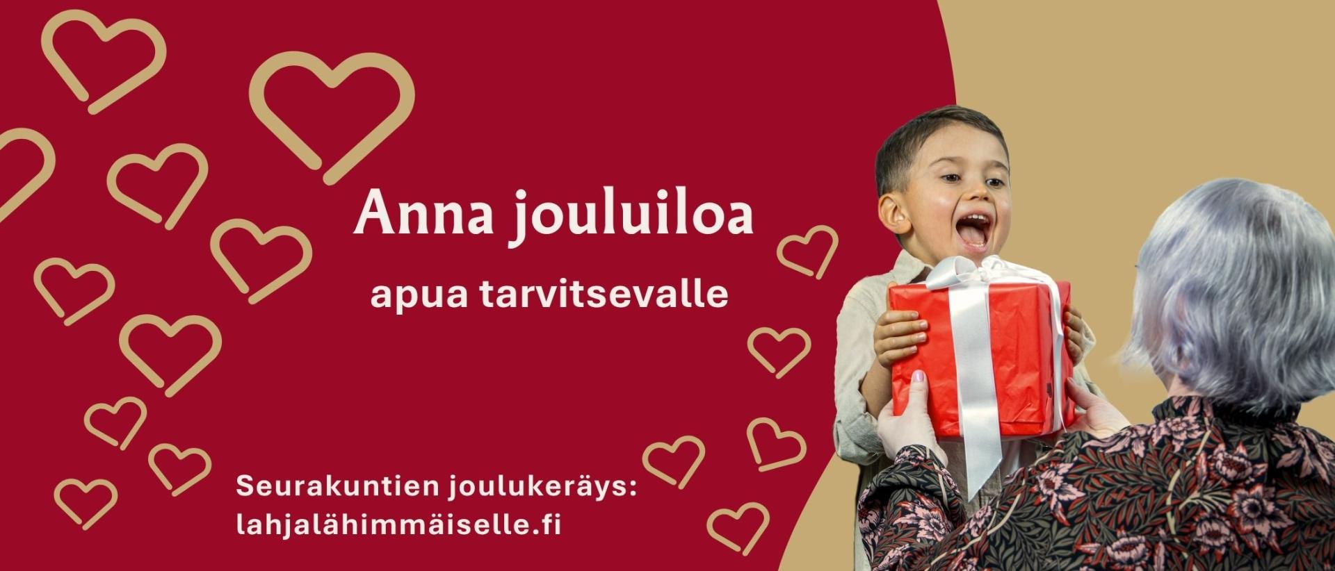 Poika ojentaa lahjapaketin ikäihmiselle, molemmat ovat iloisia