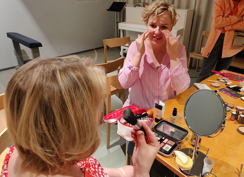 Mira Heino opastaa meikkauksessa Puhkea kukkaan-illassa Vuosaaren katukappelissa