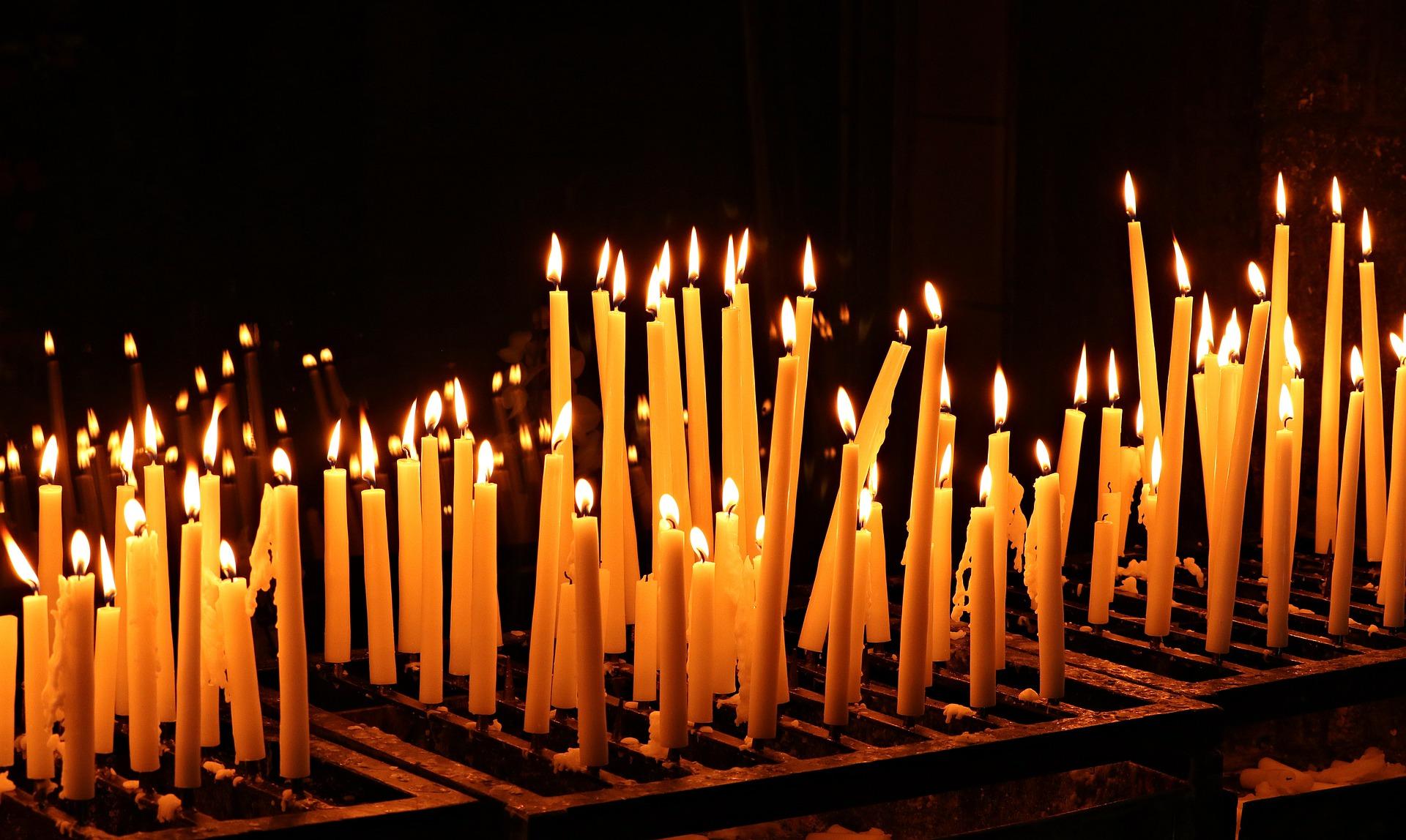 Palavia kynttilöitä pimeässä.