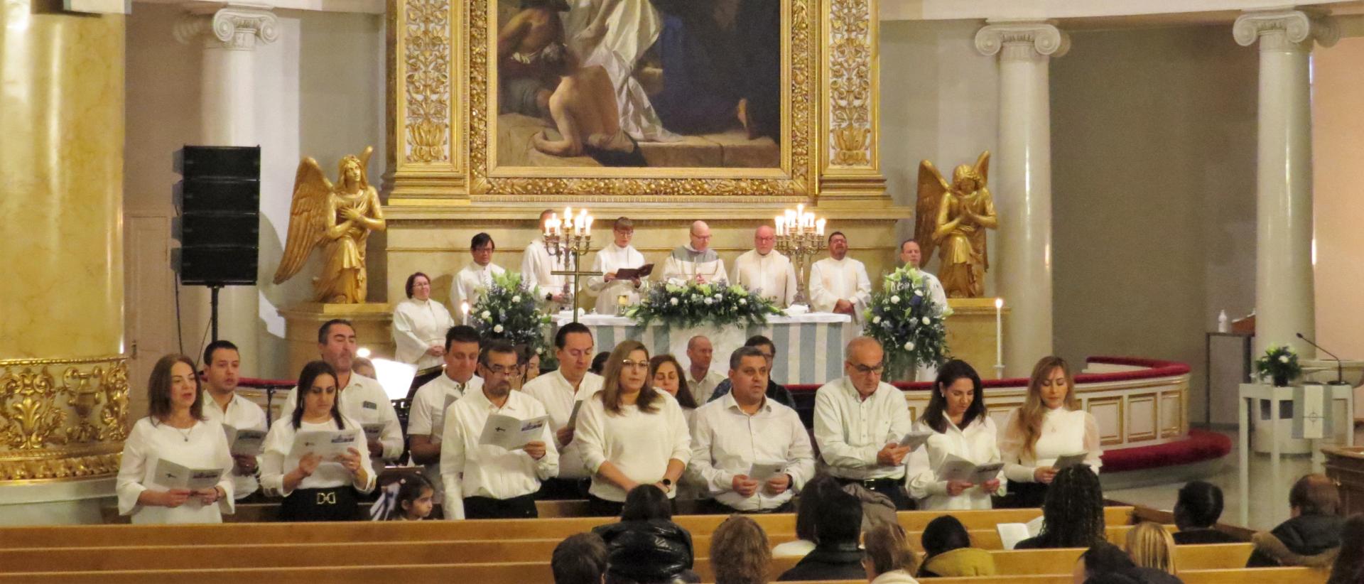 Arabiankielinen Rauhankuoro esiintyy Kansojen Perhemessussa Itsenäisyydenpäivänä 2022