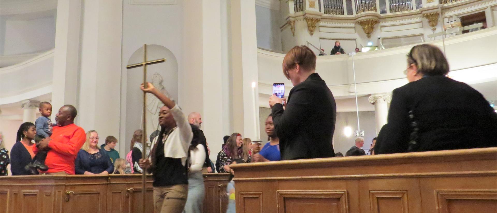 Ristikulkue saapuu Kansojen Perhemessuun 2022