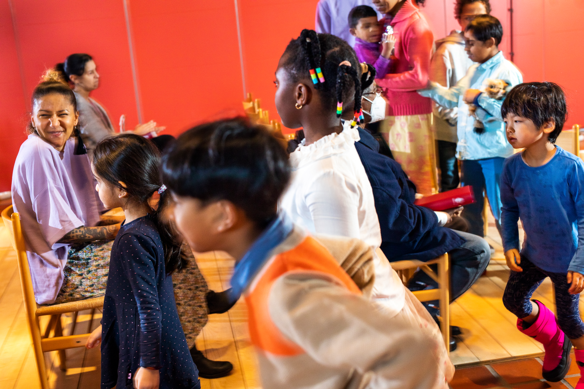 Lapset pomppivat kirkossa, aikuiset katselevat penkeistä