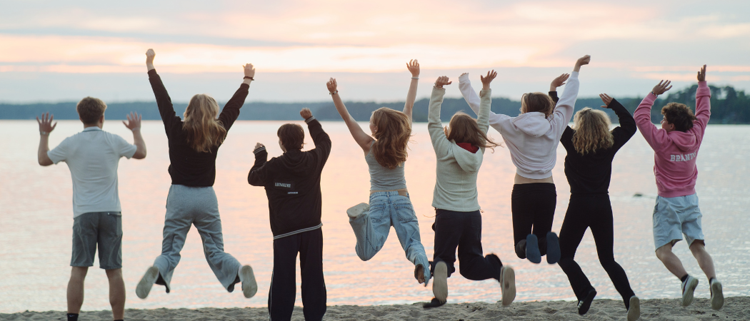 Ett g&auml;ng ungdomar p&aring; stranden p&aring; Lekholmen.