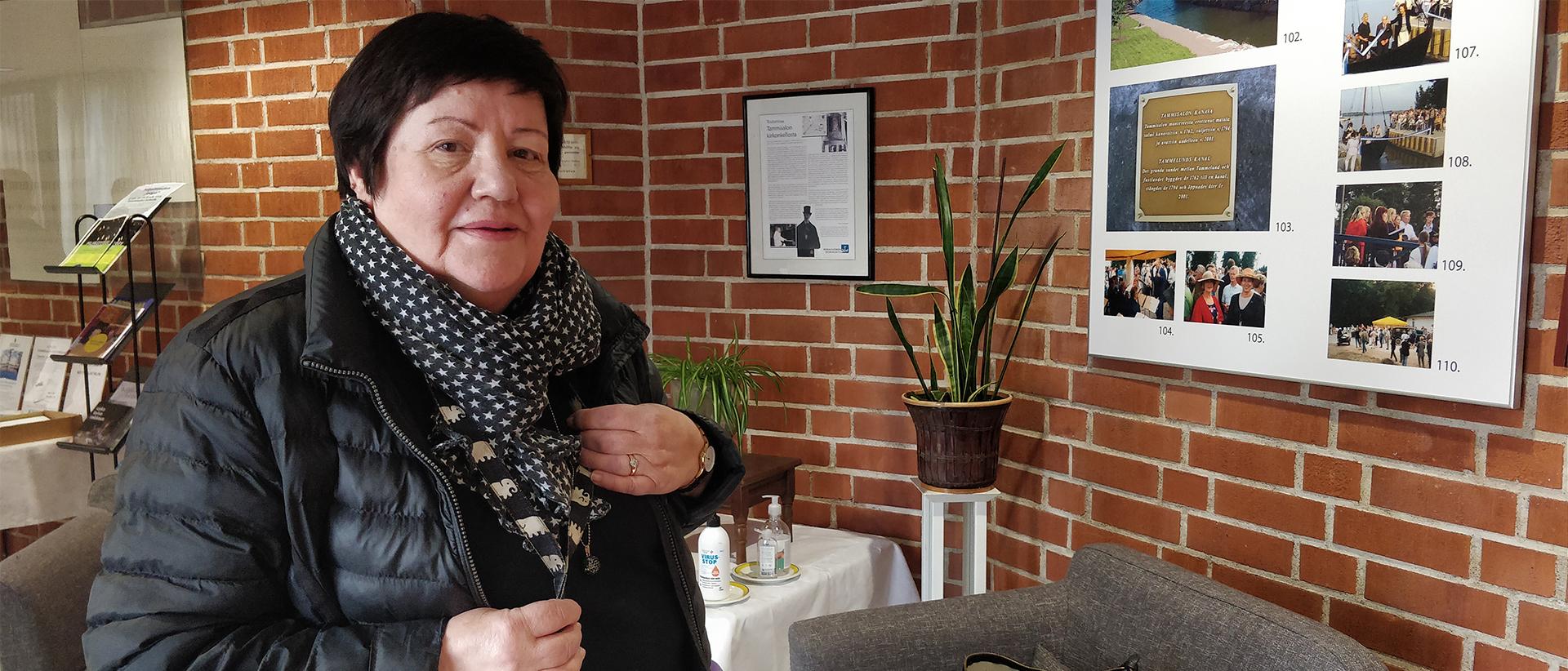 Tammisaloseuran aktiivi Soile Tolonen kuvattuna Tammisalon kirkon eteisessä. Kuva: Timo Pekka Kaskinen