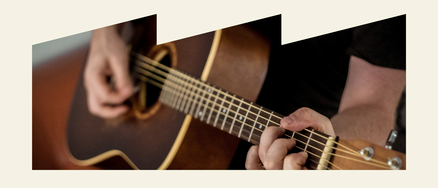 henkil&ouml; soittaa kitaraa