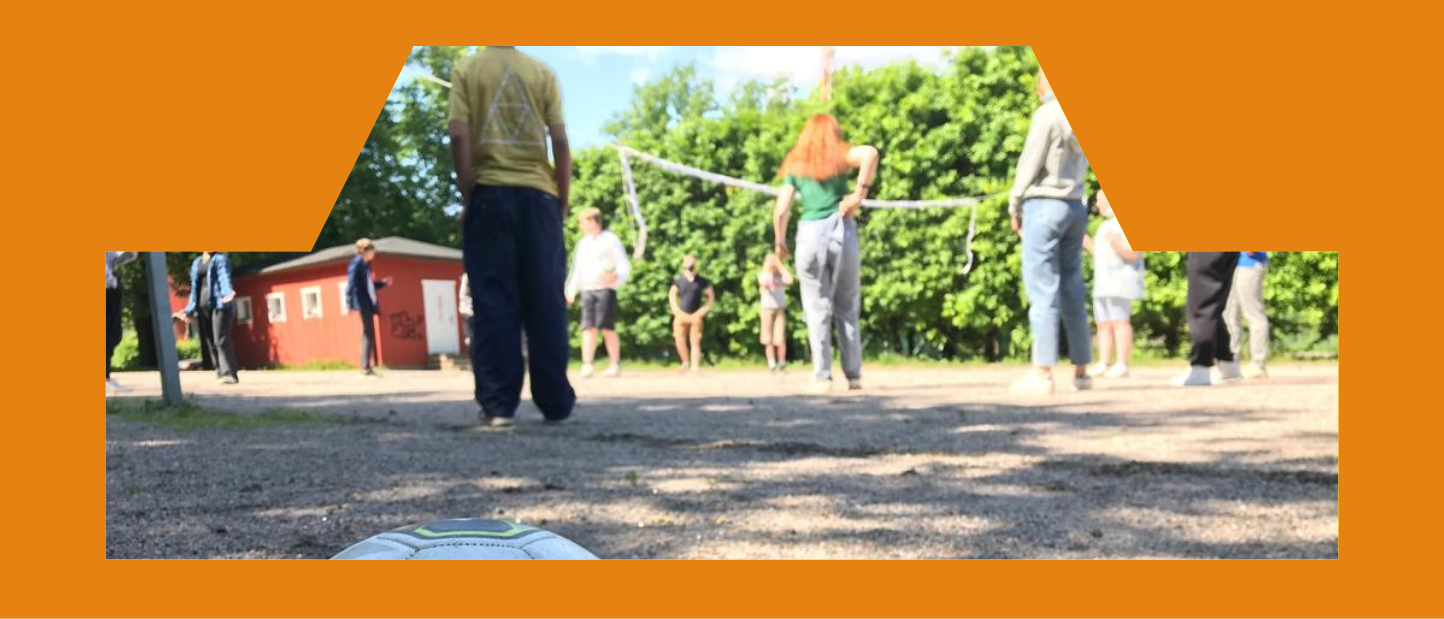 päiväriparin nuoret pelaavat koppipalloa Käpylässä