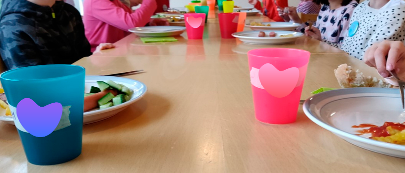 kuvassa lapsia syömässä pöydän ääressä, ei tunnistettavia
