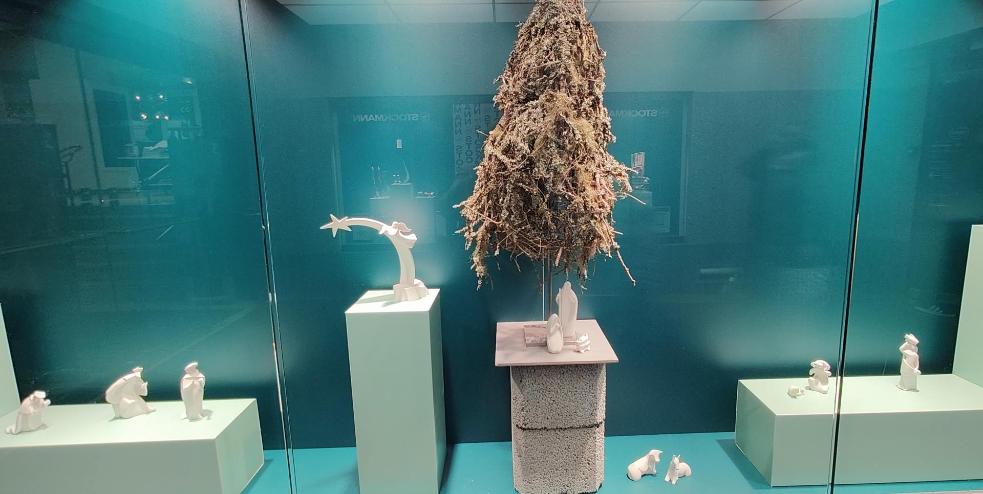 Posliinista valmistettuja seimihahmoja aseteltuna näyteikkunalle