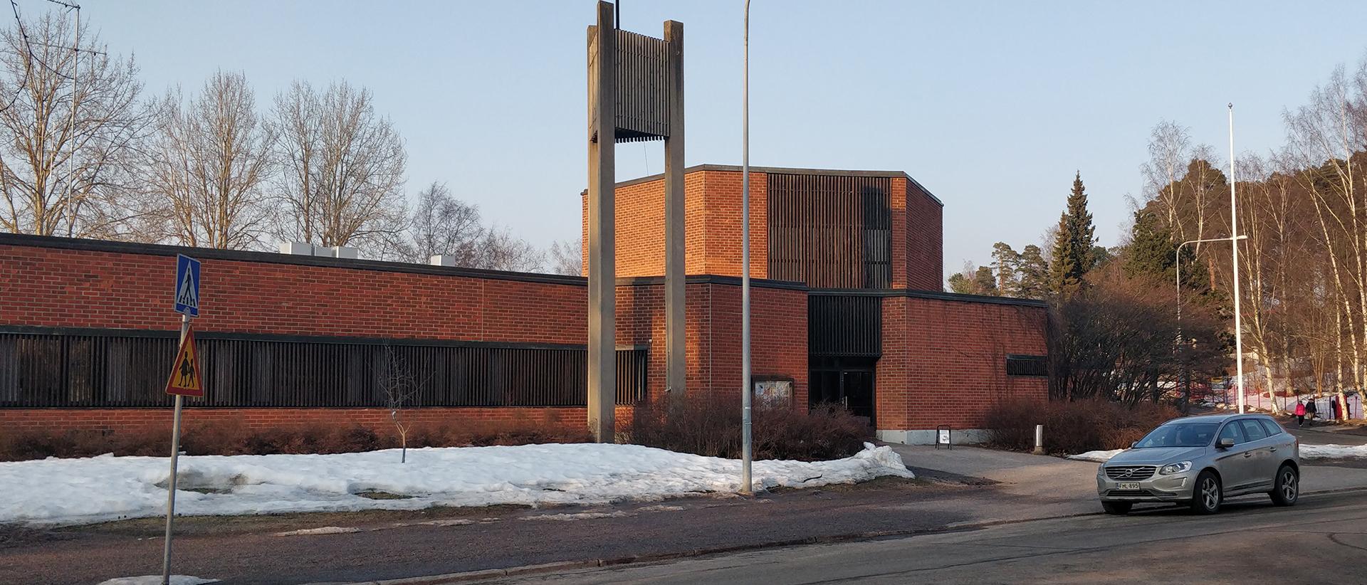 Tammisalon kirkko maaliskuussa ulkoa päin kuvattuna lunta kirkon edessä. Kuva: Timo Pekka Kaskinen