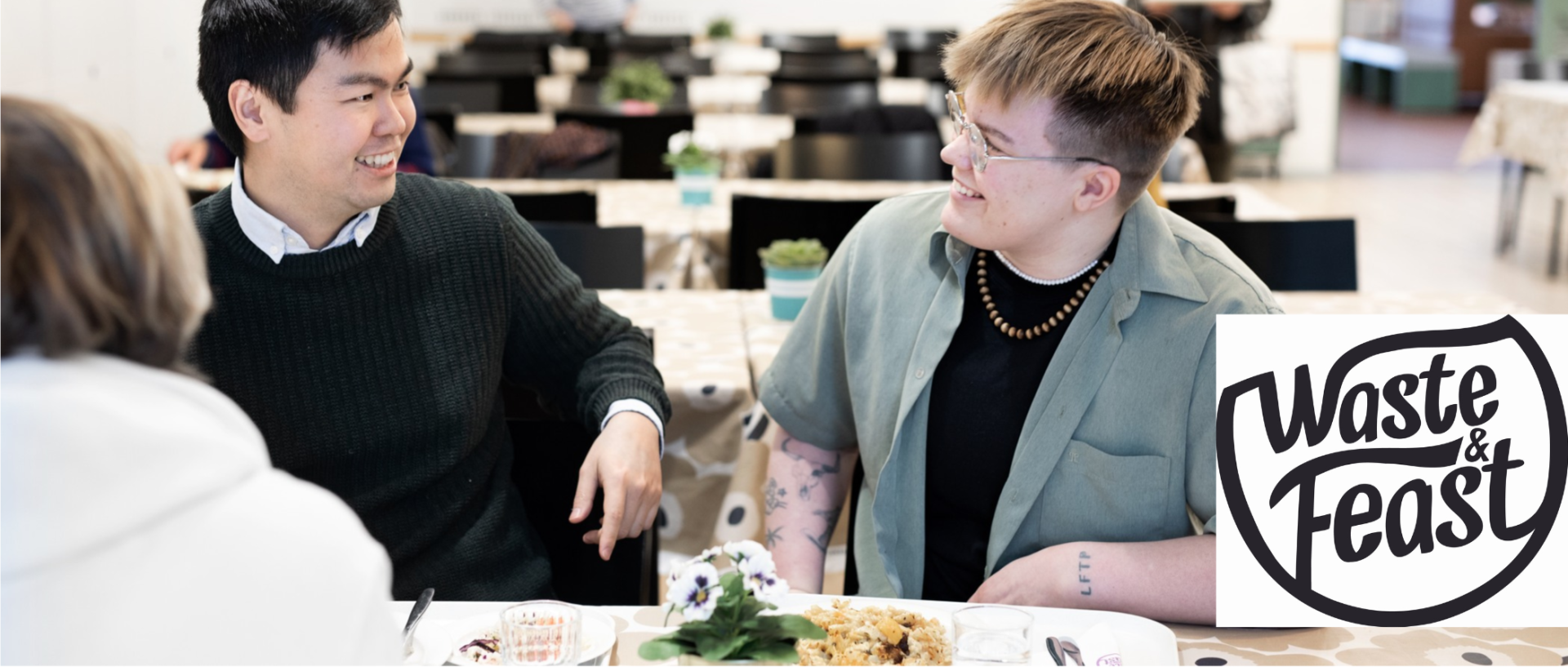 Kolme nuorta istuu ruokapöydän ääressä juttelemassa