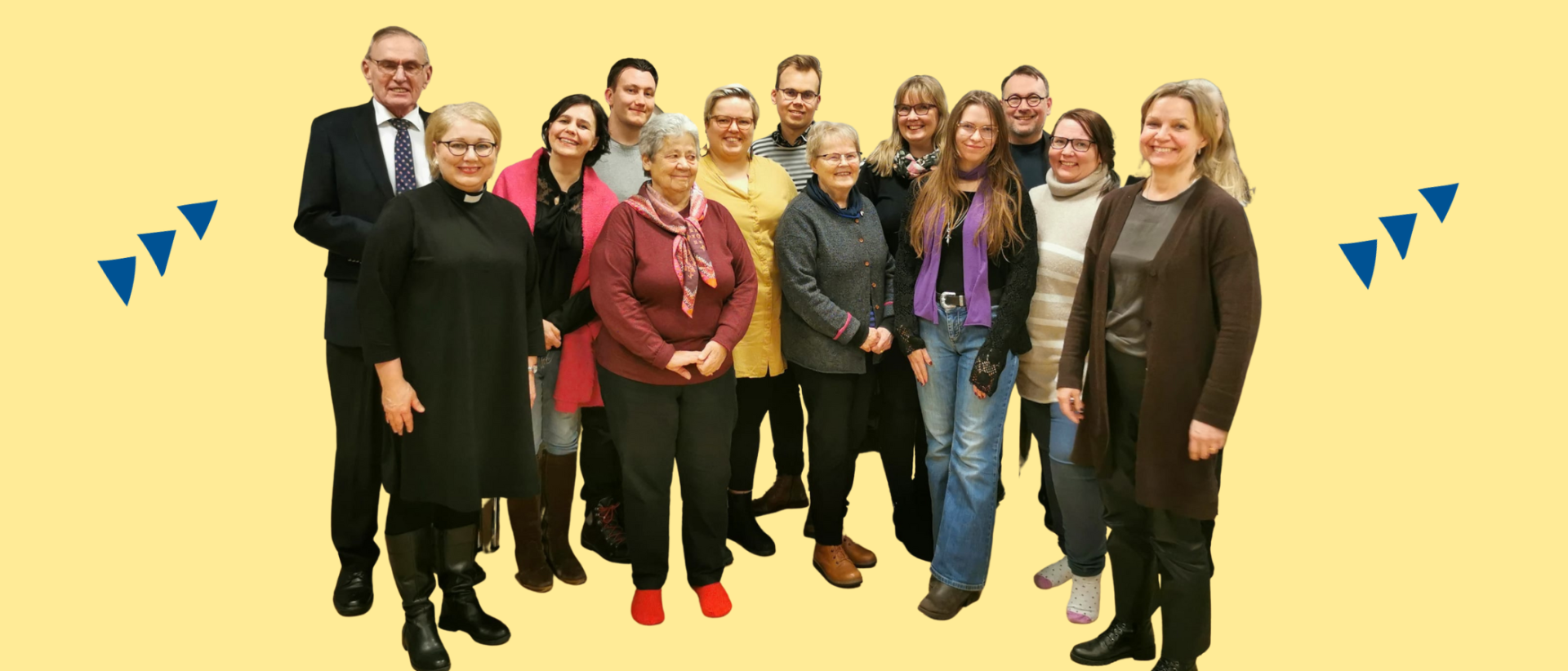 Herttoniemen seurakuntaneuvosto ryhmäkuvassa keltaisella pohjalla