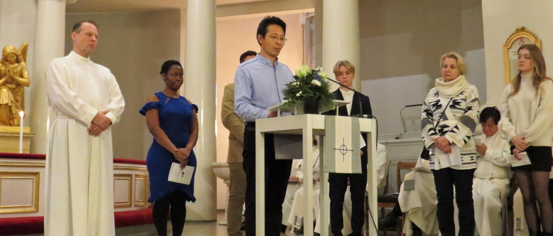 Yhteinen esirukous Kansojen Perhemessulla 2022