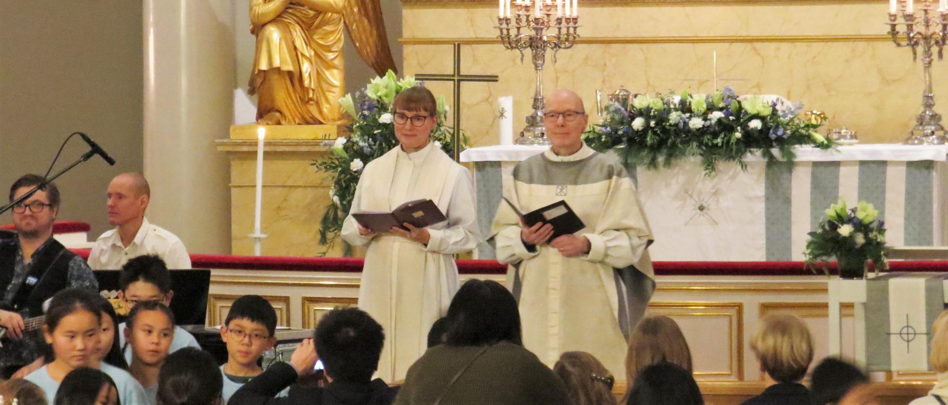 Pastori Anna Poutiainen ja Pastori Hans Krause johtivat Kansojen Perhemessun 2022