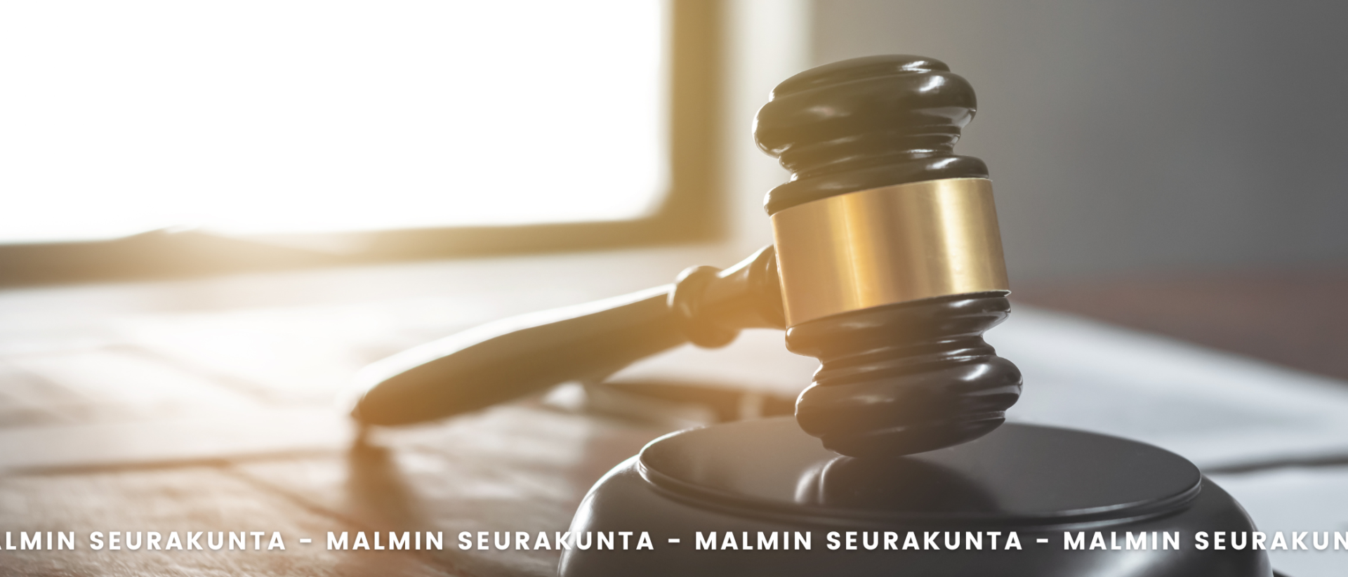 Puheenjohtajan nuija pöydällä, vastavalossa