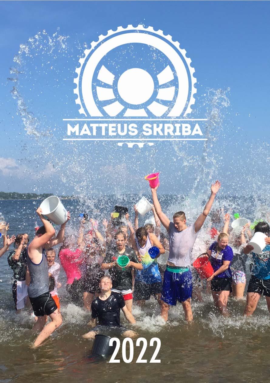 Många ungdomar som leker i vatten, med matteus ungdoms logo.