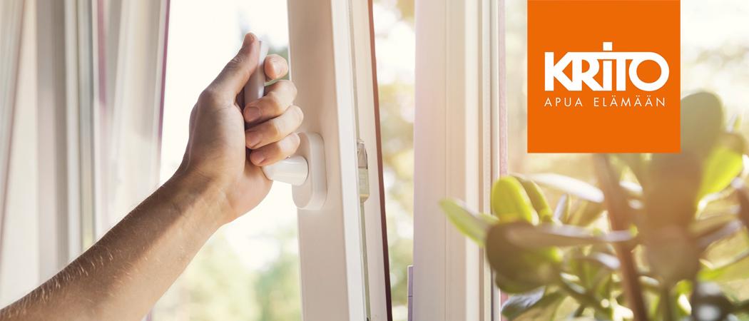 Käsi joka avaa ikkunaa, ikkunasta paistaa auringonvalo. Krito logo.