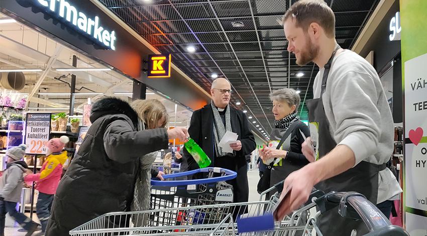 Naapurikassikeräys Saaren kauppakeskuksessa. Keskellä Kari Laaksonen ja Kristiina Selin. Kuva: Outi Jaakkola