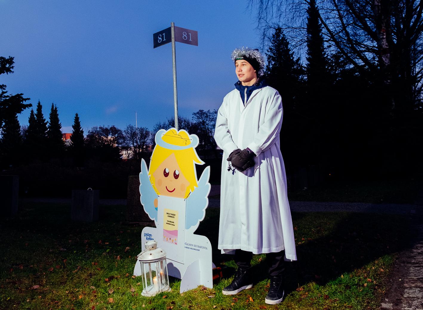 STEP-opiston opiskelija Juha enkelinä Malmin hautausmaalla Lasten pyhäinpäivänä