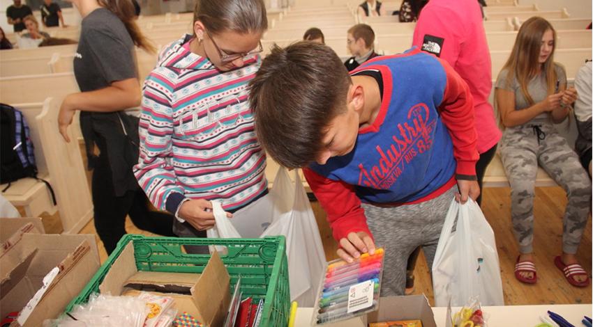 Peetelin lastenkodin lapsia Tallinnassa tutkimassa lahjoitettuja koulutarvikkeita. Kuva: Roihuvuoren srk arkisto