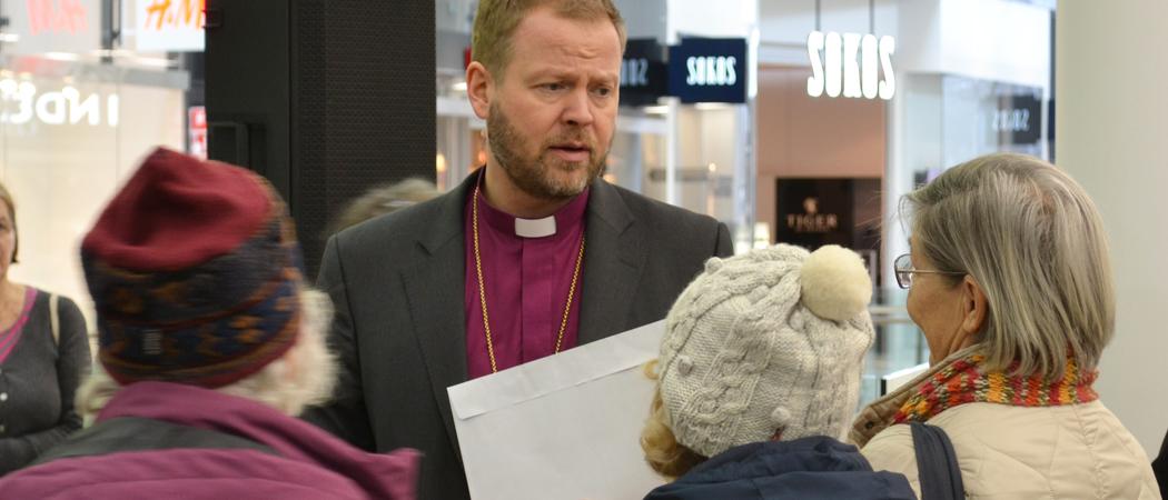 Piispa Teemu Laajasalo ihmisten ympäröimänä Kauppakeskus Kaaressa Aamukahvit piispan kanssa -tapahtumassa