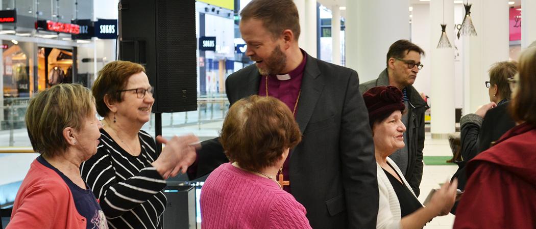 Piispa Teemu Laajasalo tapaa ihmisiä Kauppakeskus Kaaressa Aamukahvit piispan kanssa -tapahtumassa